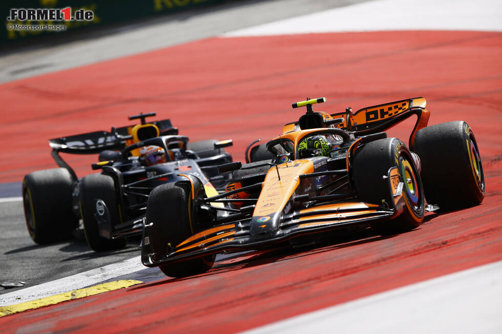 Foto zur News: Lando Norris (McLaren) und Max Verstappen (Red Bull)