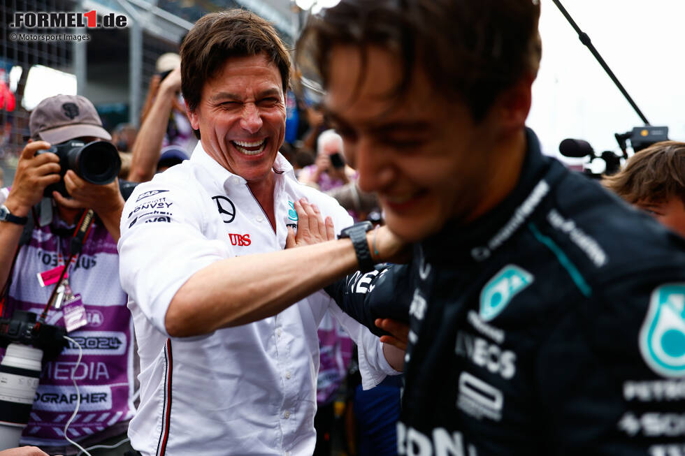 Foto zur News: George Russell (Mercedes) und Toto Wolff