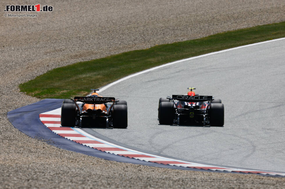 Foto zur News: Sergio Perez (Red Bull) und Oscar Piastri (McLaren)