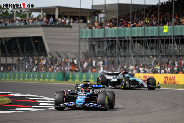 Foto zur News: Esteban Ocon (Alpine) und George Russell (Mercedes)