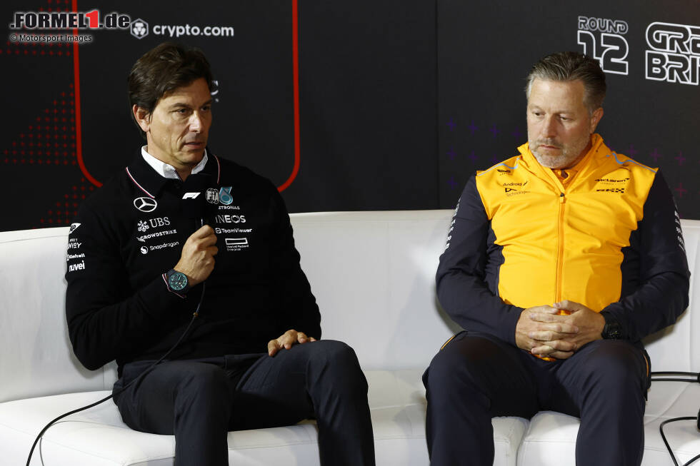 Foto zur News: Toto Wolff und Zak Brown