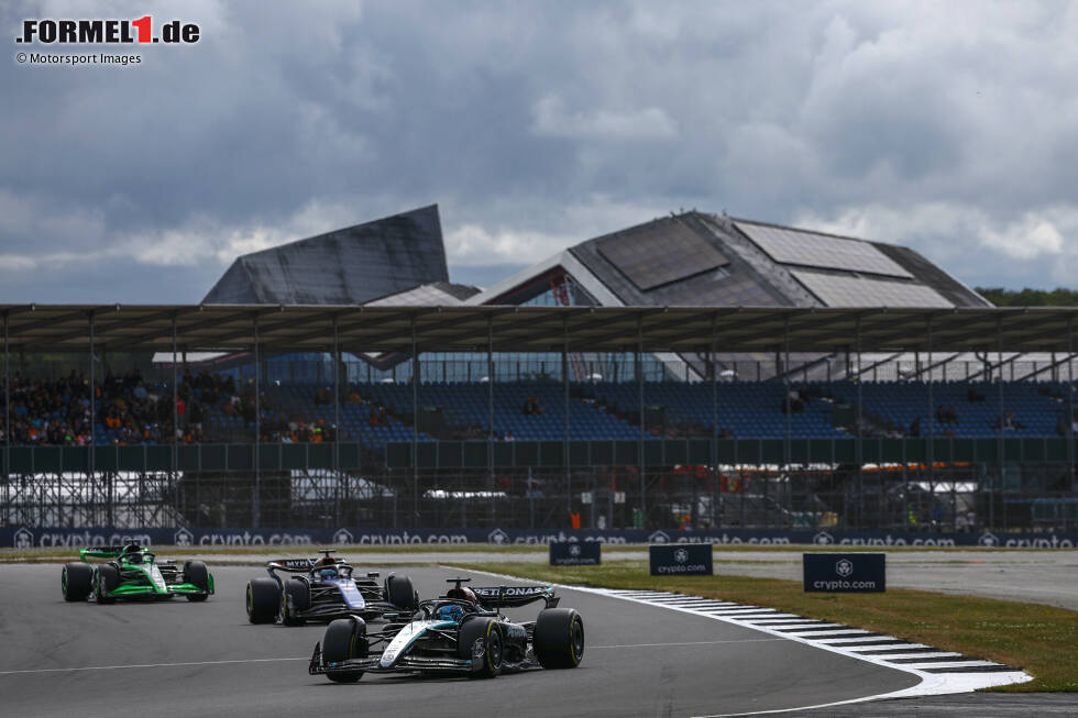 Foto zur News: Alexander Albon (Williams), George Russell (Mercedes) und Valtteri Bottas (Sauber)