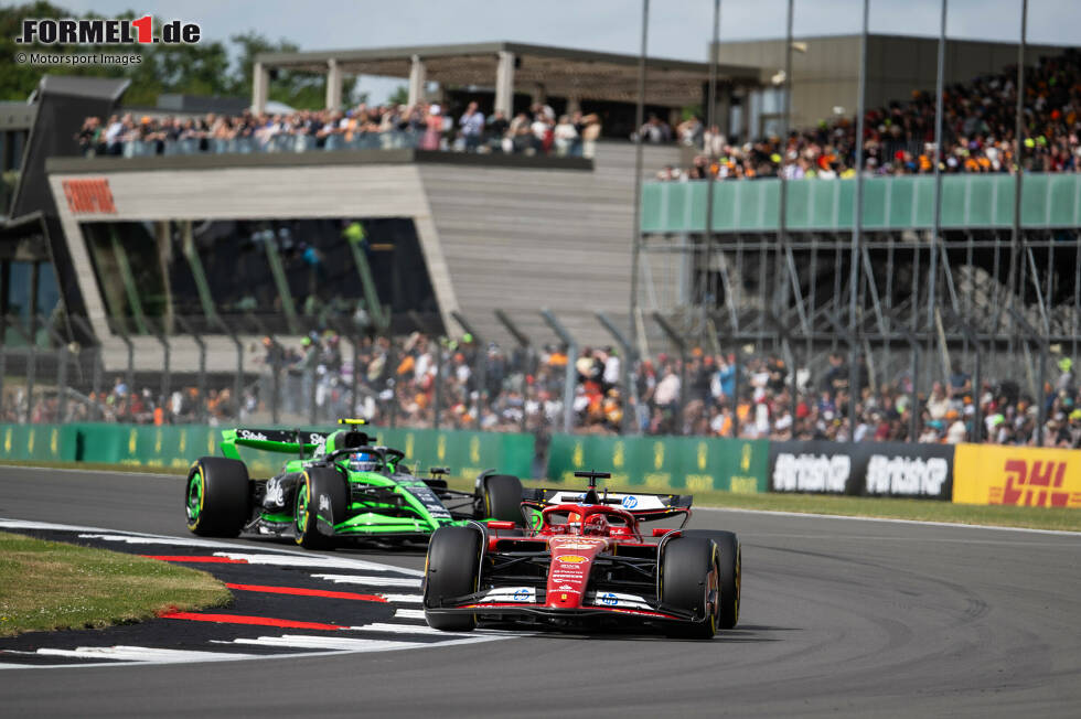 Foto zur News: Guanyu Zhou (Sauber) und Charles Leclerc (Ferrari)