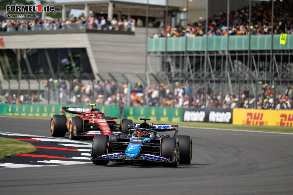 Foto zur News: Esteban Ocon (Alpine) und Carlos Sainz (Ferrari)