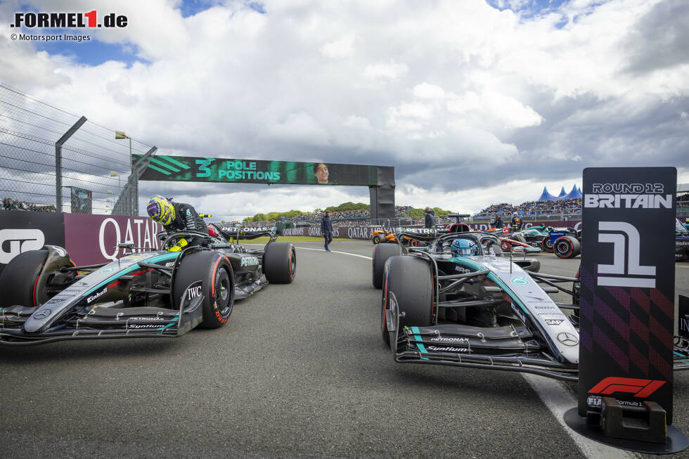 Foto zur News: Lewis Hamilton (Mercedes) und George Russell (Mercedes)