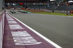 Foto zur News: George Russell (Mercedes) und Lewis Hamilton (Mercedes)