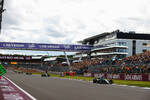 Foto zur News: George Russell (Mercedes) und Lewis Hamilton (Mercedes)