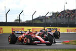 Foto zur News: Charles Leclerc (Ferrari) und Max Verstappen (Red Bull)