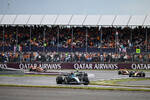 Foto zur News: George Russell (Mercedes) und Lewis Hamilton (Mercedes)