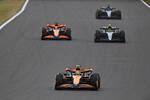 Foto zur News: Lando Norris (McLaren), Lewis Hamilton (Mercedes) und Oscar Piastri (McLaren)