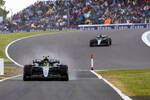 Foto zur News: Lewis Hamilton (Mercedes) und George Russell (Mercedes)