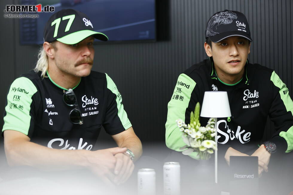 Foto zur News: Guanyu Zhou (Sauber) und Valtteri Bottas (Sauber)