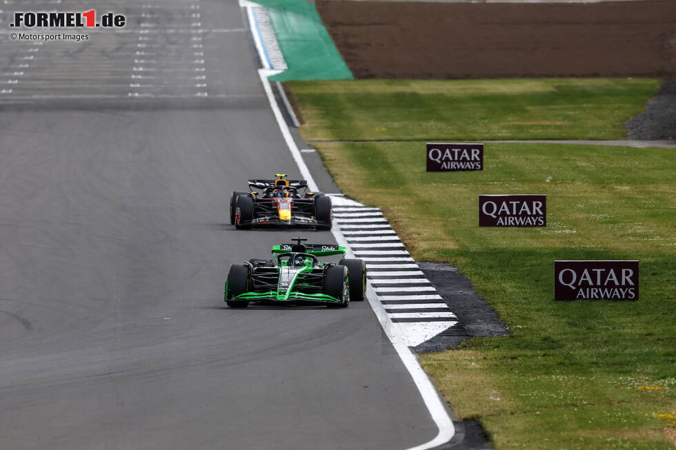 Foto zur News: Valtteri Bottas (Sauber) und Sergio Perez (Red Bull)