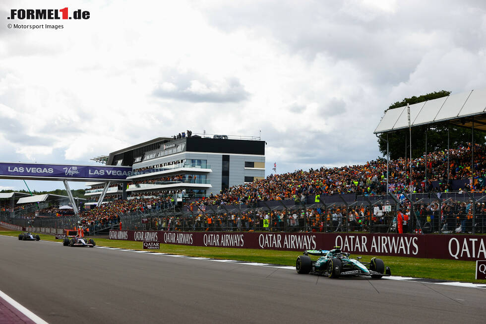 Foto zur News: Fernando Alonso (Aston Martin) und Yuki Tsunoda (Racing Bulls)