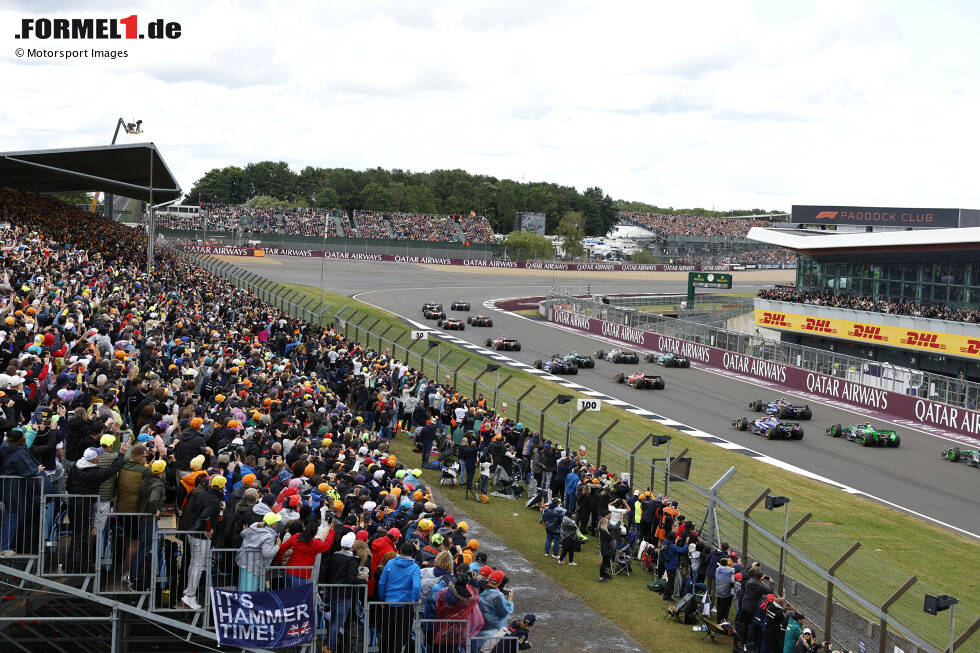 Foto zur News: George Russell (Mercedes), Lewis Hamilton (Mercedes), Lando Norris (McLaren) und Max Verstappen (Red Bull)