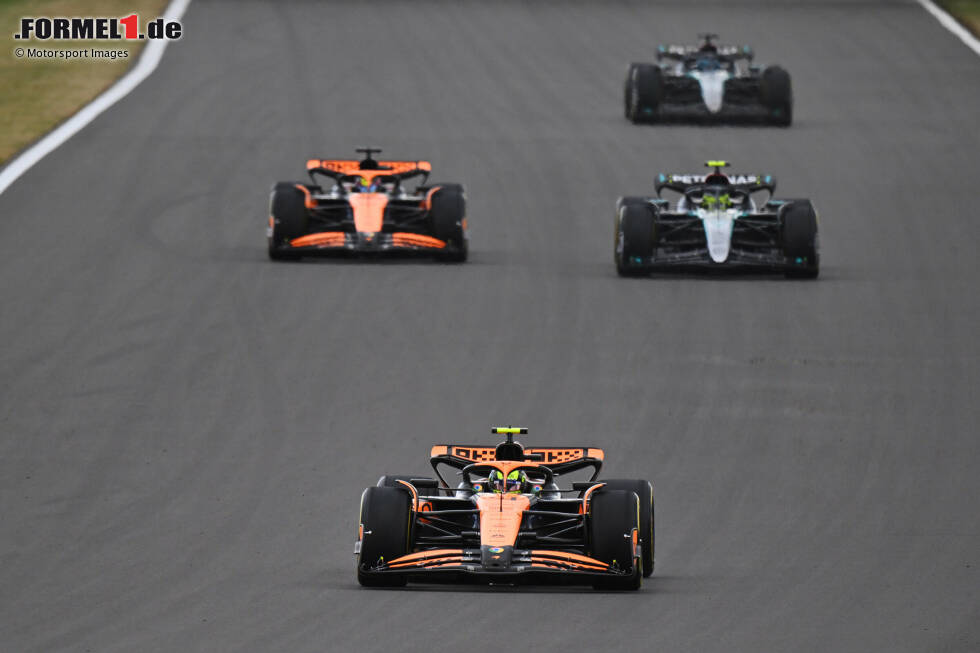 Foto zur News: Lando Norris (McLaren), Lewis Hamilton (Mercedes) und Oscar Piastri (McLaren)