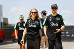 Foto zur News: Guanyu Zhou (Sauber) und Valtteri Bottas (Sauber)