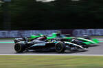 Foto zur News: Guanyu Zhou (Sauber) und Lewis Hamilton (Mercedes)