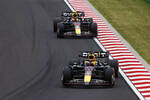 Foto zur News: Max Verstappen (Red Bull) und Sergio Perez (Red Bull)