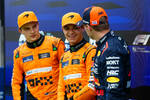 Foto zur News: Oscar Piastri (McLaren), Lando Norris (McLaren) und Max Verstappen (Red Bull)