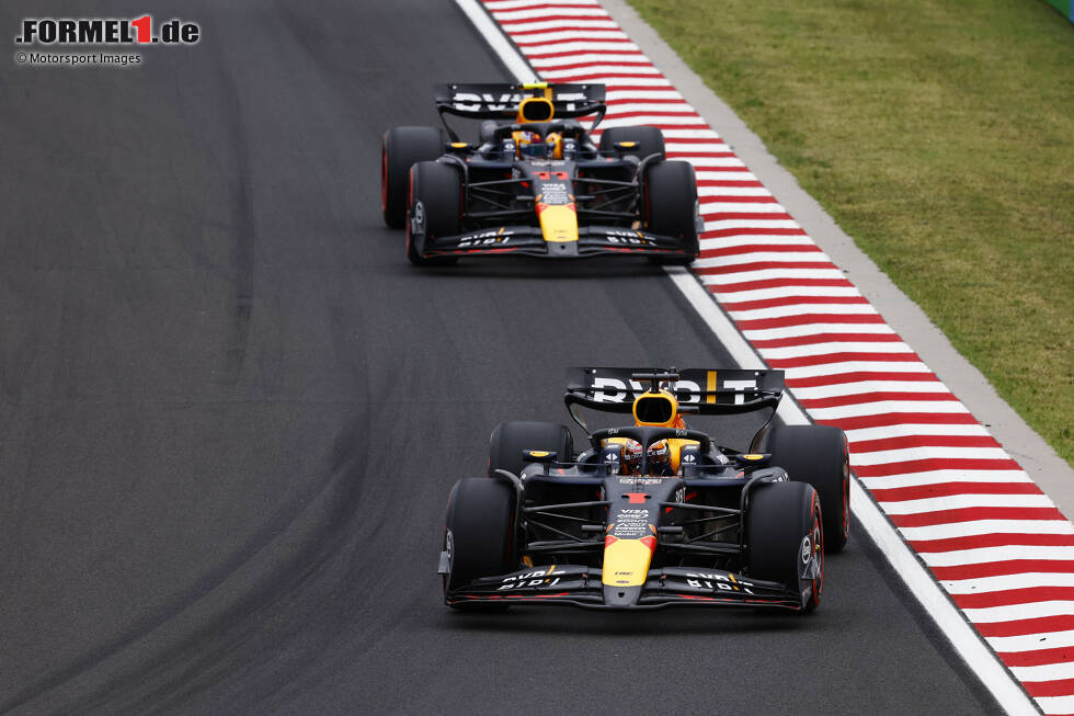 Foto zur News: Max Verstappen (Red Bull) und Sergio Perez (Red Bull)