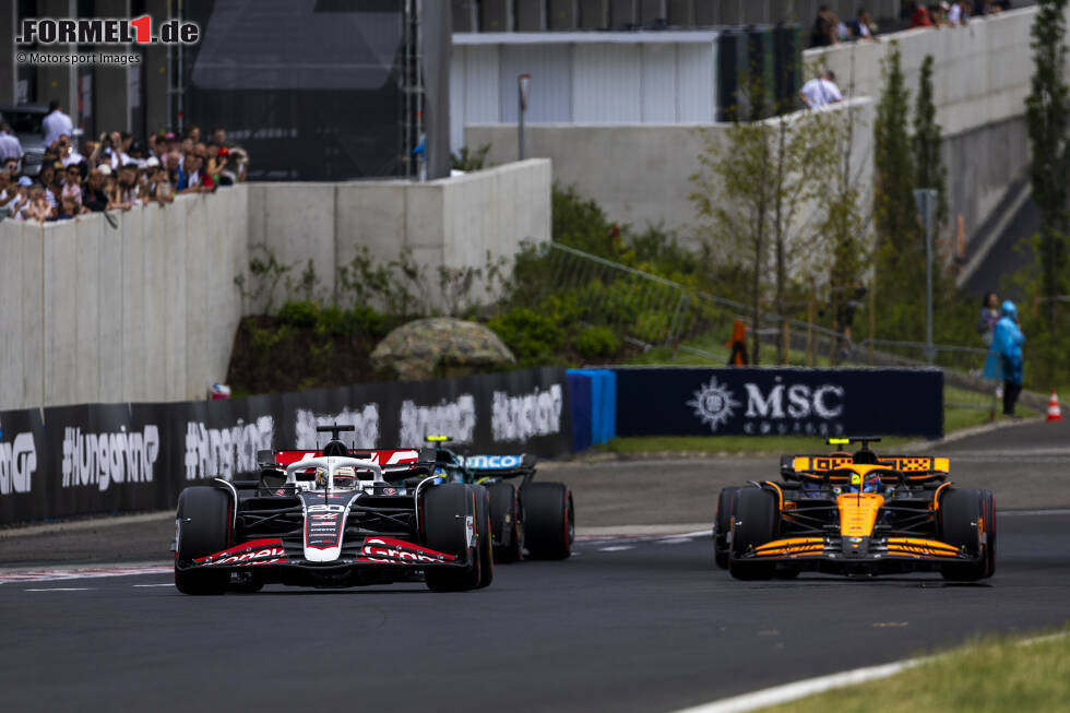 Foto zur News: Kevin Magnussen (Haas) und Oscar Piastri (McLaren)