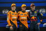 Foto zur News: Oscar Piastri (McLaren), Lando Norris (McLaren) und Max Verstappen (Red Bull)