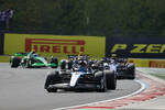 Foto zur News: George Russell (Mercedes), Logan Sargeant (Williams) und Sergio Perez (Red Bull)