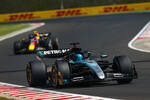 Foto zur News: George Russell (Mercedes) und Sergio Perez (Red Bull)