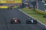 Foto zur News: George Russell (Mercedes) und Carlos Sainz (Ferrari)