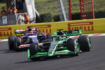 Foto zur News: Valtteri Bottas (Sauber) und Daniel Ricciardo (Racing Bulls)