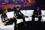 Foto zur News: Lando Norris (McLaren), Oscar Piastri (McLaren) und Lewis Hamilton (Mercedes)