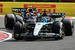 Foto zur News: George Russell (Mercedes) und Sergio Perez (Red Bull)