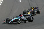 Foto zur News: George Russell (Mercedes) und Sergio Perez (Red Bull)