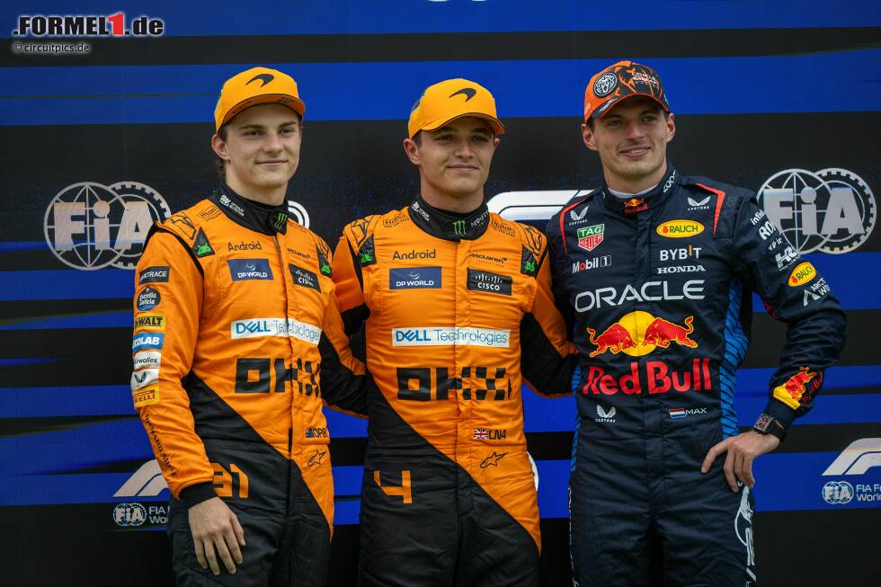 Foto zur News: Oscar Piastri (McLaren), Lando Norris (McLaren) und Max Verstappen (Red Bull)