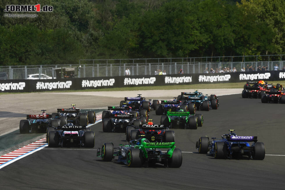 Foto zur News: Guanyu Zhou (Sauber), Esteban Ocon (Alpine), Sergio Perez (Red Bull) und Logan Sargeant (Williams)