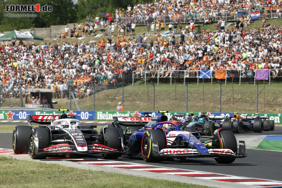 Foto zur News: Yuki Tsunoda (Racing Bulls) und Nico Hülkenberg (Haas)