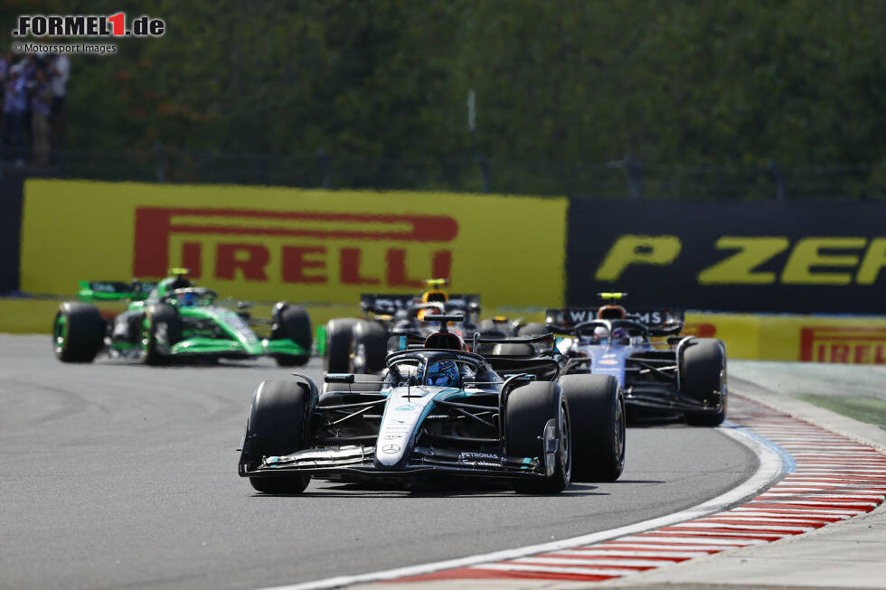 Foto zur News: George Russell (Mercedes), Logan Sargeant (Williams) und Sergio Perez (Red Bull)