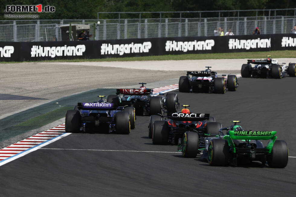 Foto zur News: Guanyu Zhou (Sauber), George Russell (Mercedes), Logan Sargeant (Williams) und Sergio Perez (Red Bull)