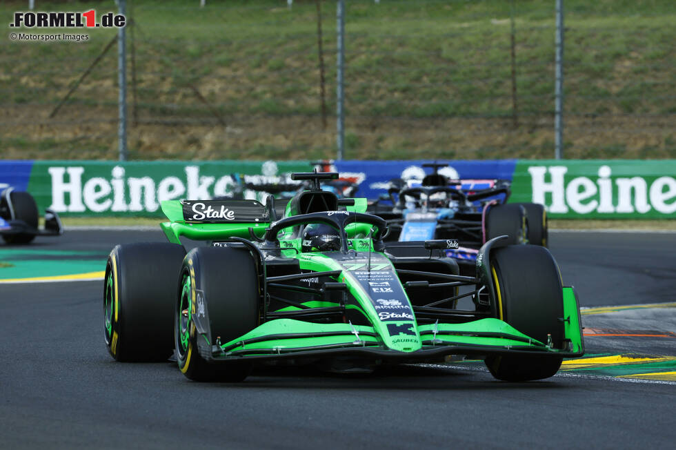 Foto zur News: Valtteri Bottas (Sauber) und Esteban Ocon (Alpine)