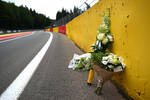 Foto zur News: Blumen an der Unfallstelle von Anthoine Hubert