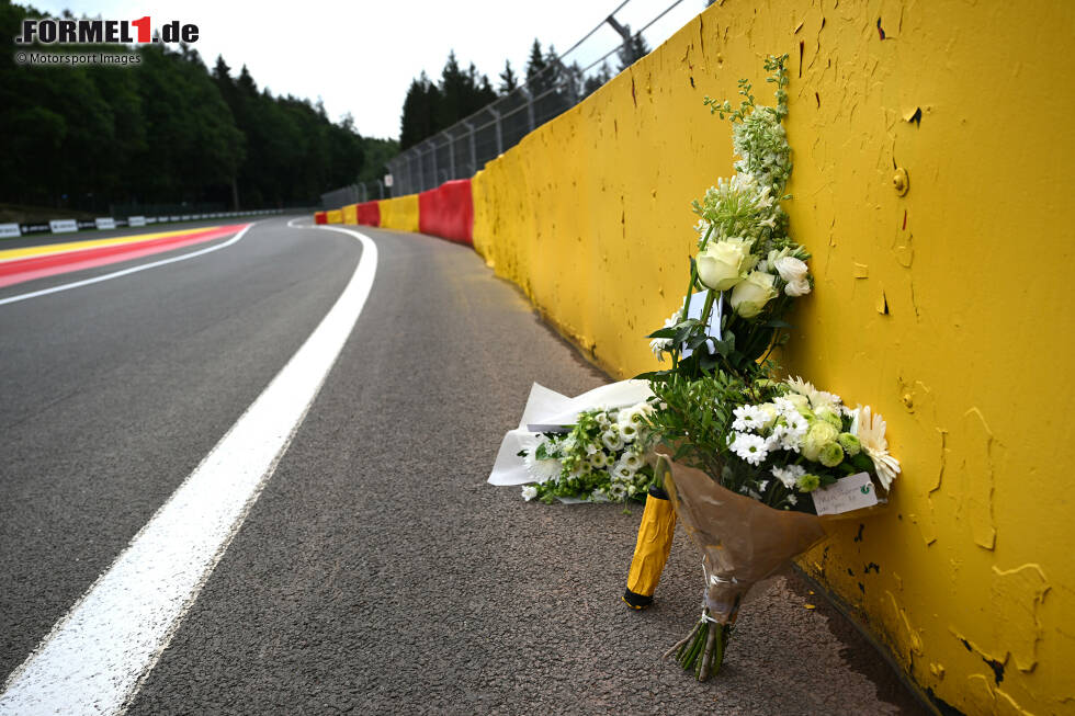 Foto zur News: Blumen an der Unfallstelle von Anthoine Hubert