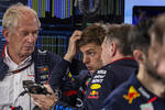 Foto zur News: Helmut Marko, Max Verstappen (Red Bull) und Christian Horner