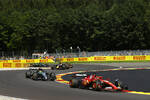 Foto zur News: Charles Leclerc (Ferrari), Lewis Hamilton (Mercedes) und Sergio Perez (Red Bull)