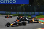 Foto zur News: Sergio Perez (Red Bull), Oscar Piastri (McLaren) und George Russell (Mercedes)