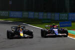 Foto zur News: Max Verstappen (Red Bull) und Yuki Tsunoda (Racing Bulls)