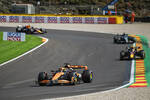 Foto zur News: Oscar Piastri (McLaren), Sergio Perez (Red Bull) und George Russell (Mercedes)