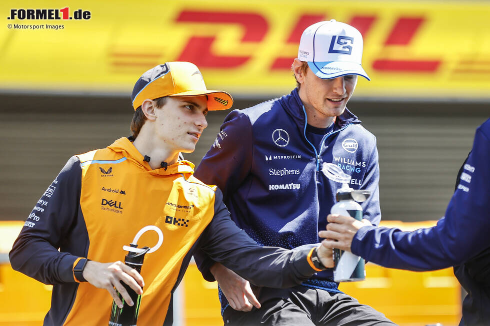 Foto zur News: Oscar Piastri (McLaren) und Logan Sargeant (Williams)