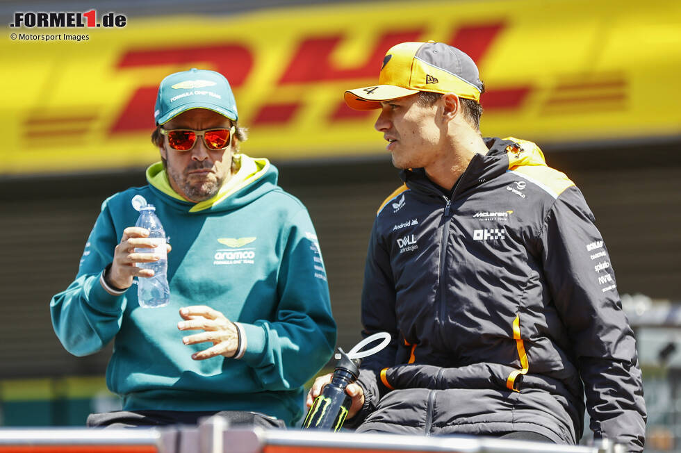 Foto zur News: Fernando Alonso (Aston Martin) und Lando Norris (McLaren)