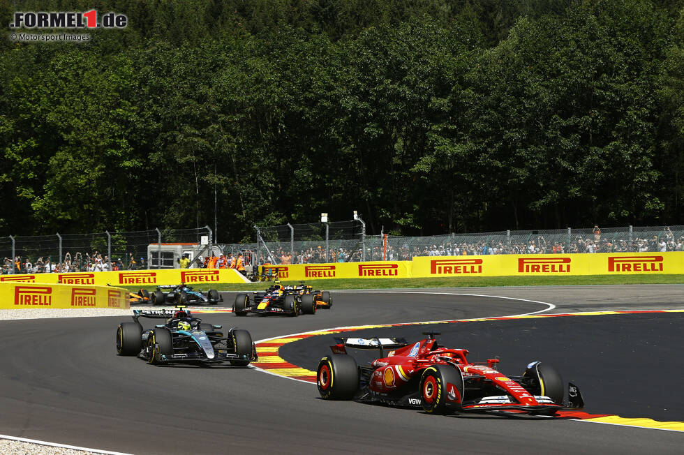 Foto zur News: Charles Leclerc (Ferrari), Lewis Hamilton (Mercedes) und Sergio Perez (Red Bull)